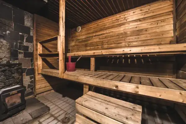 Hotellin puulämmitteinen sauna.